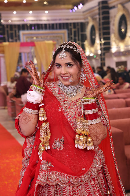 A bride in a red lehenga with chooda and kalire